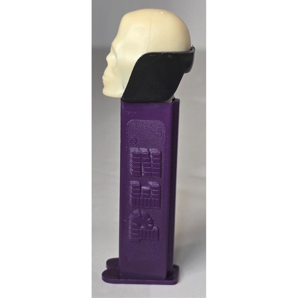 VINTAGE PEZ "DR. SKULL" RARE PURPLE DISPENSER WITH FEET COLLECTIBLE EUC - Picture 4 of 5